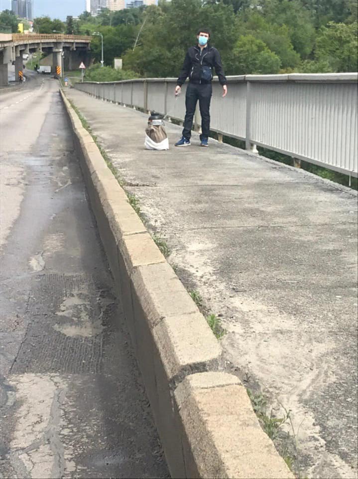 Появилось фото мужчины, угрожающего подорвать мост Метро в Киеве